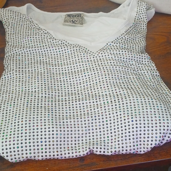 ✨️BLING!!! Vocal Black Gun Metal and White Short Sleeve V Neck Top Sz Large - Picture 1 of 10